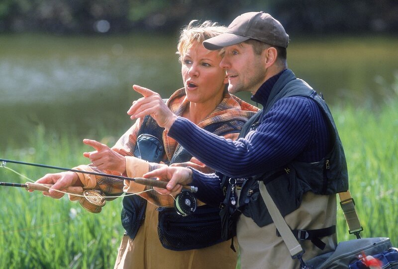 Bernd Krüger (Udo Schenk, r.) erklärt Nikola (Mariele Millowitsch, l.) die Feinheiten des Angelsports. – Bild: RTLplus