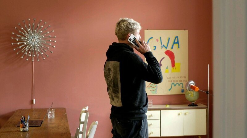  Jonathan Angeli in einer Übergangs-Wohnung. – Bild: ORF/​LOOKS Film