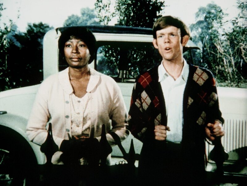 Jason Walton (Jon Walmsley, r.) unterstützt Verdie (Lynn Hamilton, l.), seine Nachbarin und Freundin der Familie, bei ihren Nachforschungen nach ihren Vorfahren. – Bild: WARNER BROS. INTERNATIONAL TELEVISION
