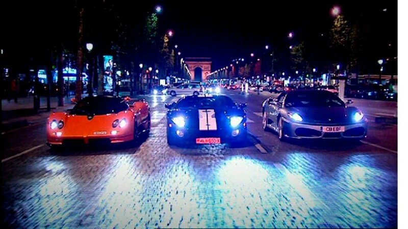 Im Sportwagen über Kopfsteinpflaster – kann das gutgehen? – Bild: n-tv/​ BBC