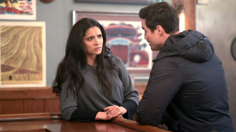 Chicago Fire Staffel 10 Folge 14: Unterhalten sich über ihre Jobaussichten: Miranda Rae Mayo als Stella Kidd, Brett Dalton als Jason Pelham. – Bild: SRF/​ NBC Universal