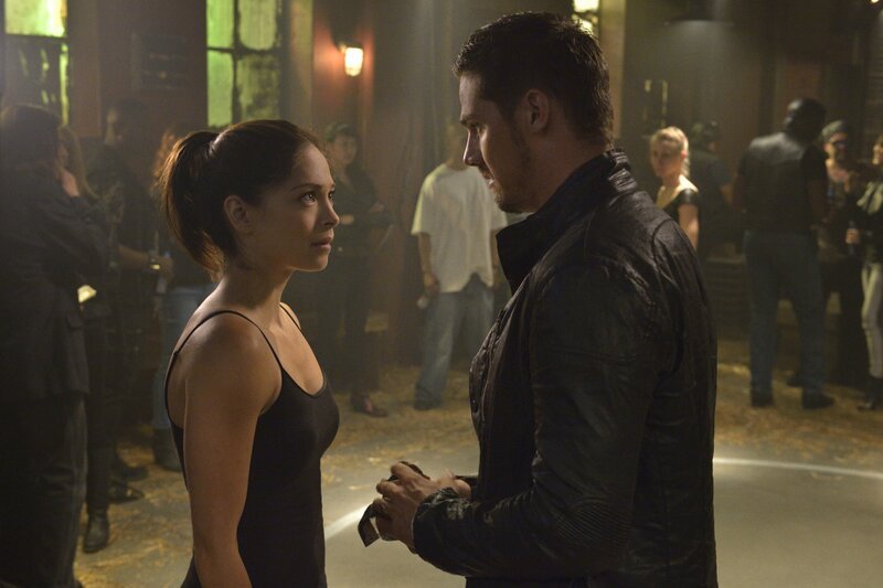 Cat (Kristin Kreuk, l.) und Vincent (Jay Ryan, r.) vermuten, dass ein Fight-Club-Besitzer das Kopfgeld auf Bestien ausgesetzt hat. Doch um an ihn heranzukommen, muss Cat ihre Nahkampffähigkeiten unter Beweis stellen … – Bild: The CW Network /​ Ben Mark Holzberg