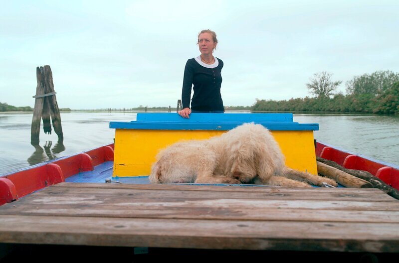 Anna Sarzetto ist in die Einsamkeit der Lagunenlandschaft gezogen, um die kleine Insel Falconera vor dem Verschwinden durch Erosion zu retten. – Bild: Dunja Engelbrecht /​ Anna Sarzetto ist in die Einsamkeit der Lagunenlandschaft gezogen, um die kleine Insel Falconera vor dem Verschwinden durch Erosion zu retten.