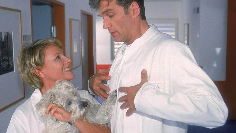 Nikola (Mariele Millowitsch) testet Dr. Schmidts (Walter Sittler) Tierliebe. – Bild: MG RTL D