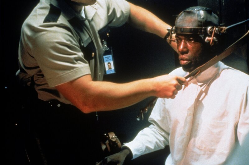 Der zum Tode verurteilte Mörder Speranza (John Toles-Bey, r.) schwört noch auf dem elektrischen Stuhl Rache an allen, die ihn während seiner Haft misshandelt haben … – Bild: 1995 Twentieth Century Fox Film Corporation. All rights reserved. Lizenzbild frei