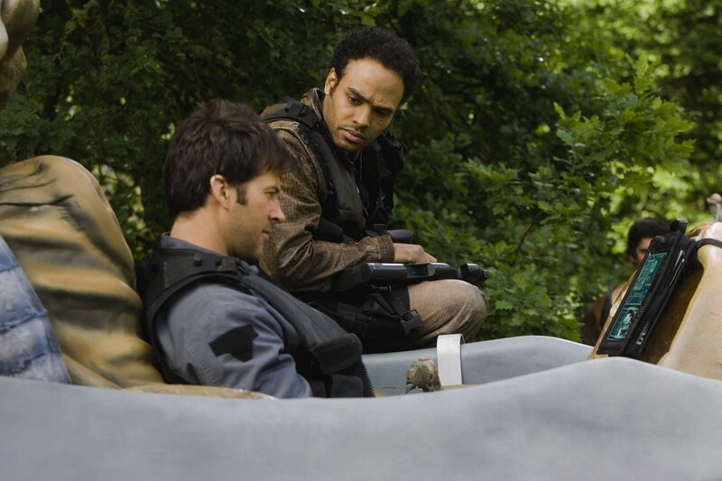 Stargate Atlantis Season2 Ep The LOST BOYS, Stargate Atlantis Staffel2 Ep Das Enzym, Regie USA, darsteller Joe Flanigan; Rainbow Sun Francks – Bild: MGM SYFY Photocredit Mandatory, Editorial Use Only, NO archive, NO Resale