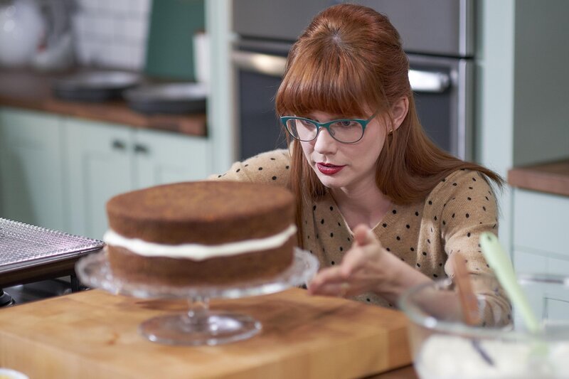 Mary lädt ihre Mutter und ihre Freunde zu Bier, geschmorten Rippchen und einem Karottenkuchen ein. – Bild: MARY PRODUCTIONS LIMITED