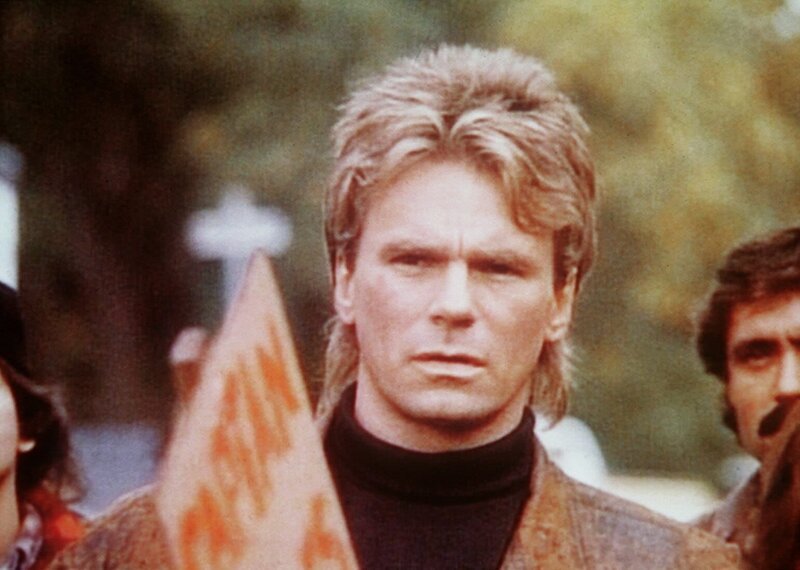 MacGyver (Richard Dean Anderson) bei einer Demonstration von mexikanischen Weinpflückern. – Bild: Kabel Eins Classics