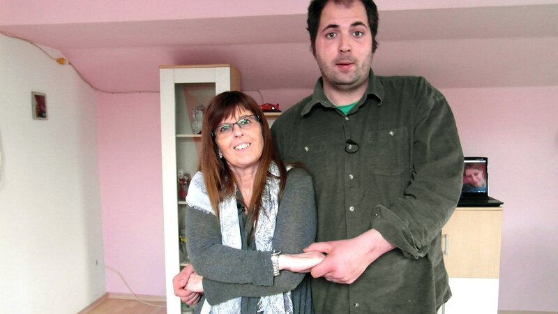 Tausch-Frau Claudia mit Roland beim Tanztraining. – Bild: RTL II