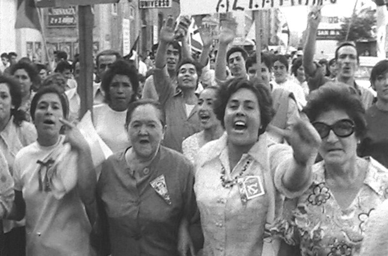 Demonstration bei den Wahlen im März 1973: Die Parteien, die Allende unterstützen, gewinnen 43,4 Prozent der Stimmen. – Bild: Atacama Productions