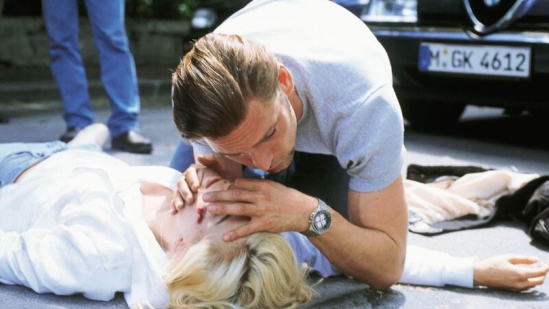 Thomas Wächter (Manfred Stücklschwaiger) bei Wiederbelebungsversuchen seiner schwerverletzten Frau Vera (Gesche Tebbenhoff) – Bild: Foto: RTL /​ Helene Waldner