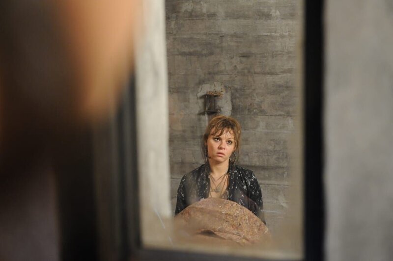 Ist völlig fertig und bangt um ihr Leben: Paule (Wanda Worch) – Bild: SAT.1 /​ Claudius Pflug