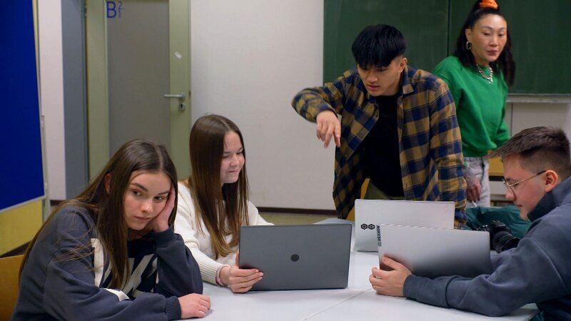 Joanna ist erleichtert, als sie als Strafe bei der Schülerzeitung mitarbeiten soll. Doch die Ernüchterung folgt schnell: Elias drückt ihr ein langweiliges Thema aufs Auge und zerreißt ihren Text gnadenlos. Bei Joanna macht sich Frust breit. – Bild: RTLZWEI