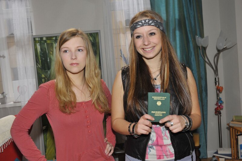 Lilly (Iris Mareike Steen, li.) ist von Tanjas (Senta-Sofia Delliponti) Reiseplänen nicht besonders begeistert. – Bild: @RTL