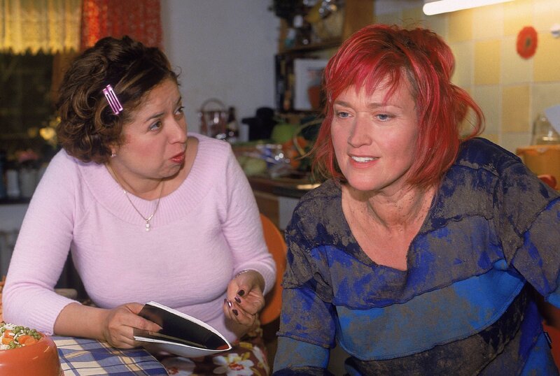 Rita (Gaby Köster, r.) ist am Ende. Ihr Pflegehund hat sie durch den Park geschleift, er kläfft die ganze Nacht und will einfach nichts essen. Da nützt es auch nichts, wenn Gisi (Franziska Traub) das schlaue Hundebuch gefunden hat. – Bild: RTL /​ Guido Engels