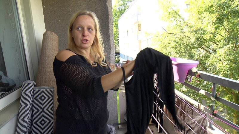 Nach dem Urlaub an der See kümmert sich Farina (39) nun um die Wäscheberge. – Bild: RTLZWEI