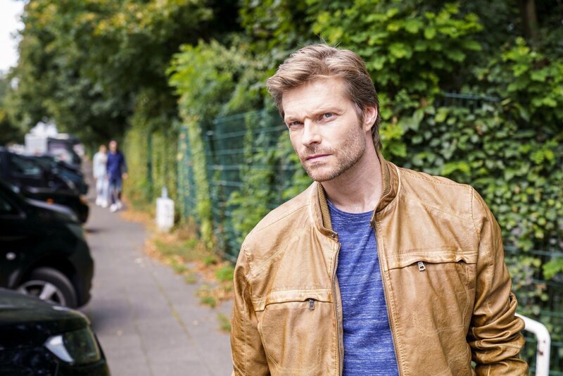 Robert (Felix Maximilian) ist fassungslos über seine Beobachtung. – Bild: RTL /​ Dennis Hundt