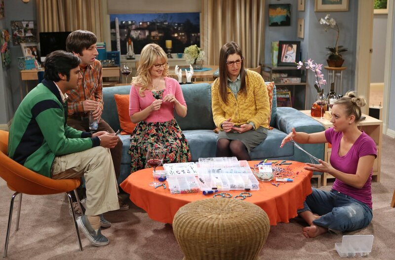 Raj (Kunal Nayyar, l.) wird eifersüchtig, als Howard (Simon Helberg, 2.v.l.) den Bastel-Mädchenabend mit Penny (Kaley Cuoco, r.), Amy (Mayim Bialik, 2.v.r.) und Bernadette (Melissa Rauch, M.) zerstört … – Bild: © Warner Bros. Television
