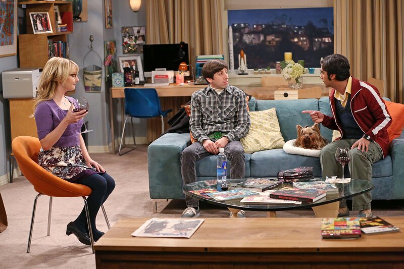 Während Sheldon mit seinem wissenschaftlichen Versagen hadert, zieht Raj (Kunal Nayyar, r.) mit seinem Hund bei Bernadette (Melissa Rauch, l.) und Howard (Simon Helberg, M.) ein, denn sein Apartment wird renoviert. Probleme sind vorprogrammiert … – Bild: © Warner Brothers