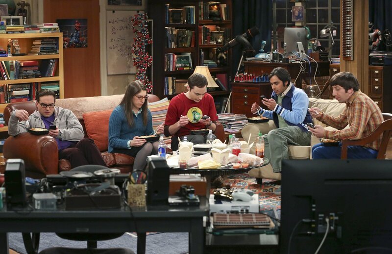 Die Clique ist längst vom Virus des Technologie-Zeitalters befallen, doch während Leonard (Johnny Galecki, l.), Sheldon (Jim Parsons, 3.v.l.), Raj (Kunal Nayyar, 2.v.r.) und Howard (Simon Helberg, r.) wie verrückt in die Tasten tippen, kämpft Amy (Mayim Bialik, 2.v.l.) mit der mangelnden Kommunikation untereinander … – Bild: © Warner Brothers