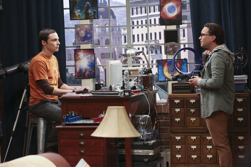 Leonard (Johnny Galecki, r.) kann es nicht fassen, dass Sheldon (Jim Parsons, l.) keinerlei Veränderung in seinem Leben zulässt … – Bild: © Warner Brothers