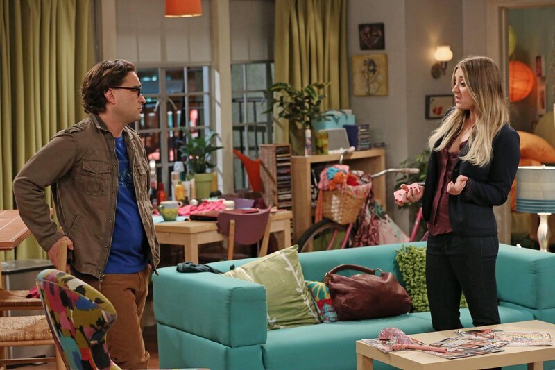Geraten in eine Krise, weil Penny eine Rolle in einem schrecklichen Film abgelehnt hat, obwohl sie pleite und arbeitslos ist. Dann geht auch noch ihr Auto kaputt: Penny (Kaley Cuoco, r.) und Leonard (Johnny Galecki, l.) … – Bild: © Warner Brothers