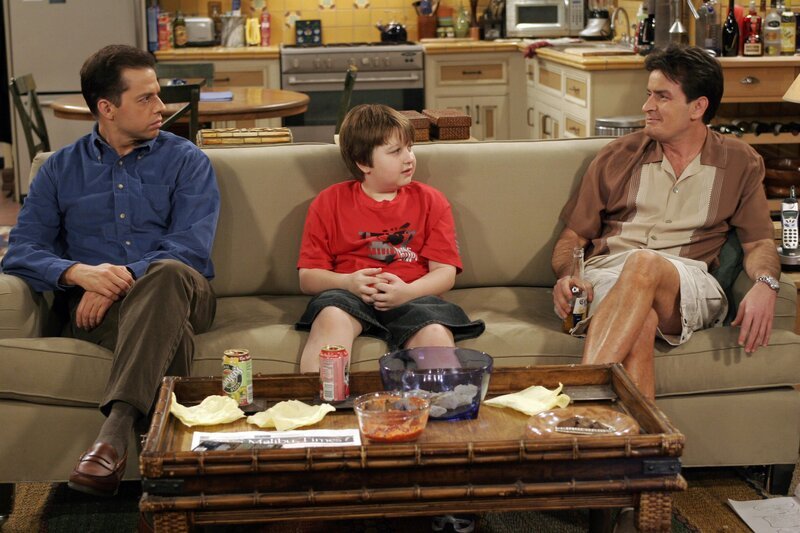 Ein Gespräch unter Männern: Charlie (Charlie Sheen, r.), Jake (Angus T. Jones, M.) und Alan (Jon Cryer, l.) … – Bild: © Warner Bros. Television