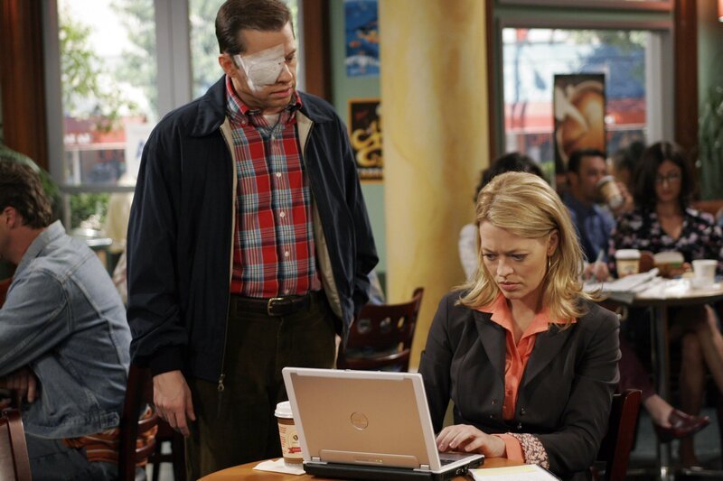 Der nicht ganz alltägliche Haushaltsunfall hat aber auch seine positive Seite: Nach dem Arzttermin treffen die Brüder in einem Kaffeehaus auf Charlies Ex-Freundin Sherri (Jeri Ryan, r.), mit der sich Alan (Jon Cryer, l.) ganz gerne verabreden würde … – Bild: © Warner Bros. Television