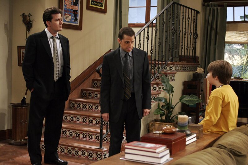Gehen aus unterschiedlichen Gründen auf Harrys Beerdigung: Charlie (Charlie Sheen, l.), Alan (Jon Cryer, M.) und Jake (Angus T. Jones, r.) … – Bild: © Warner Bros. Television