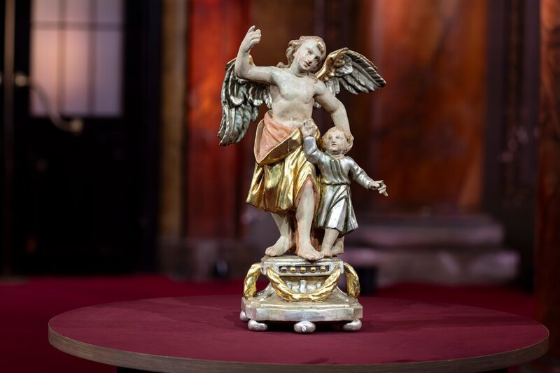 Diese Figur des Schutzengels Raphael mit Tobias hat für ihren Besitzer einen großen ideellen Wert. – Bild: Ralf Wilschewski /​ BR