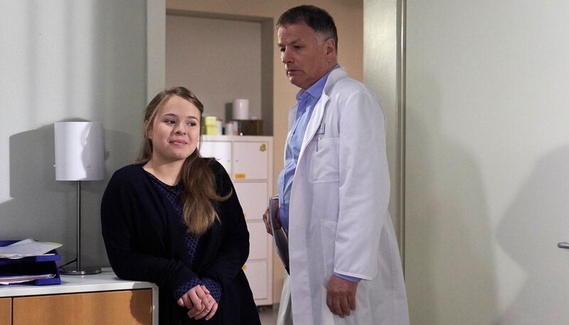 Lisa Schroth (Ella Zirzow) weiß nun, wie sie sich während ihres Praktikums in der Klinik wirklich nützlich machen kann. Ihr Vater und Klinikleiter Dr. Roland Heilmann (Thomas Rühmann) hingegen, fragt sich, was sie jetzt schon wieder im Schilde führt. – Bild: MDR/​Rudolf Wernicke