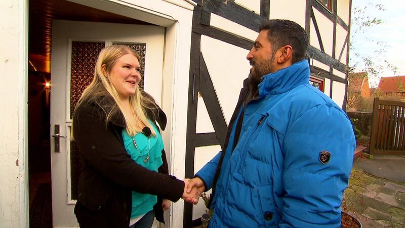 Trödelprofi Sükrü unterstützt Bianca bei dem Verkauf von Landmaschinen, Traktoren und Trödel, den ihr Vater auf dem riesigen Hof gehortet hat. Die 24-Jährige ist nach dessen Tod überfordert und kann die Kosten für den Hof nicht tragen. – Bild: RTLZWEI