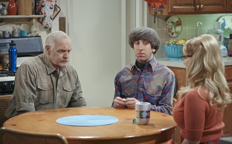 Eigentlich sollte es um die Renovierung des Hauses gehen, doch plötzlich liegt wegen eines Einwurfs von Mike (Casey Sander, l.) für Bernadette (Melissa Rauch, r.) und Howard (Simon Helberg, M.) das Thema „Nachwuchs“ auf dem Tisch … – Bild: HBOH