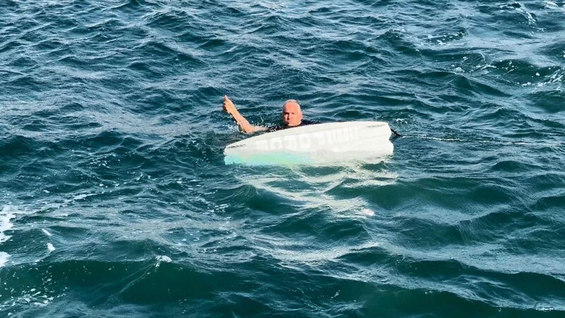 S24E23: Waghalsige Abenteuer in Dubai! Für einen Weltrekordversuch will Freund Danny Schramm hinter der Geissens-Yacht wakeboarden. Bei einem Wüsten-Fotoshooting steckt Robert mit einem Auto in einer Sanddüne fest. – Bild: RTLZWEI