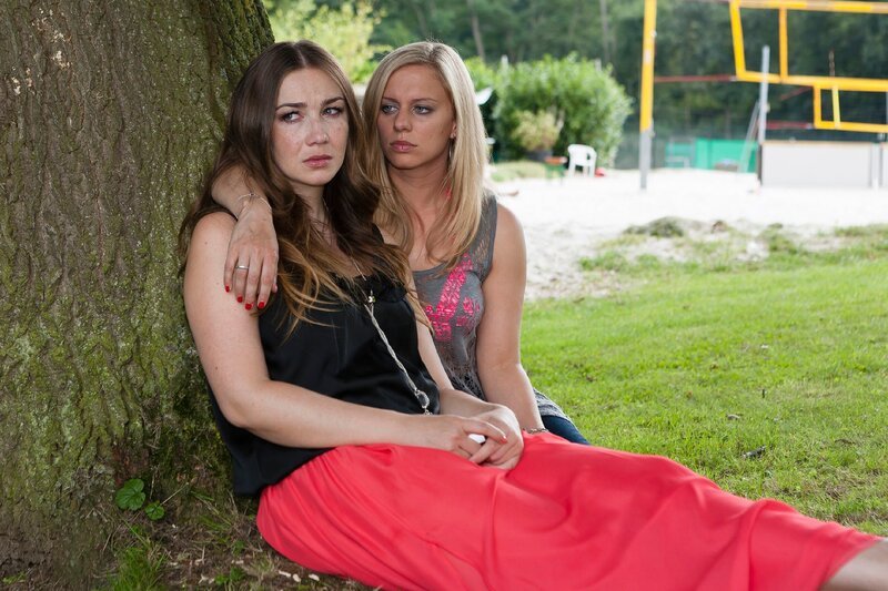 Lena (Juliette Greco, r.) versucht Katja (Anna-Katharina Samsel) zu trösten, die traurig befürchtet, Can inzwischen vollkommen gleichgültig zu sein. – Bild: RTL /​ Kai Schulz
