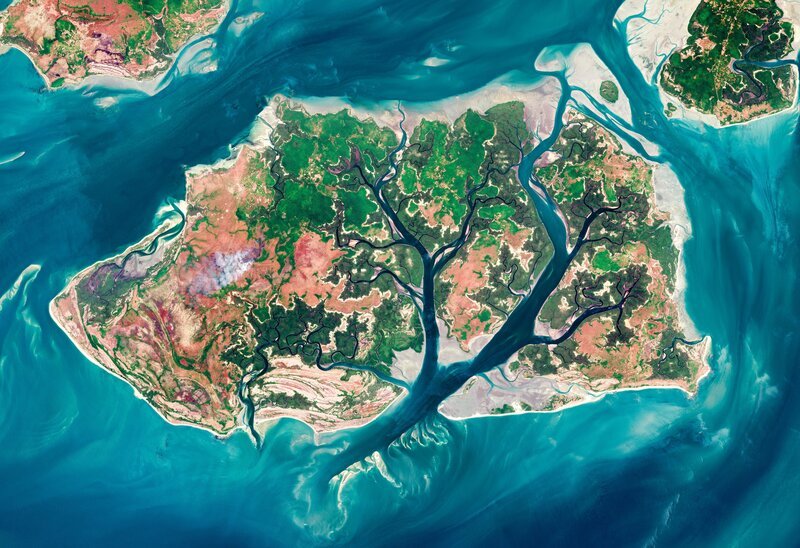SRF DOK: Die Erde aus dem All – Beeindruckende Blickwinkel Blick aus Weltall auf kleine Inseln – Bild: RTL