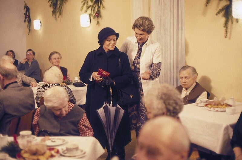 Oma Drombusch (Grete Wurm, stehend links), will am Heiligabend eine Bekannte im Altersheim besuchen. – Bild: ZDF /​ Gyula Trebitsch Prod. GmbH