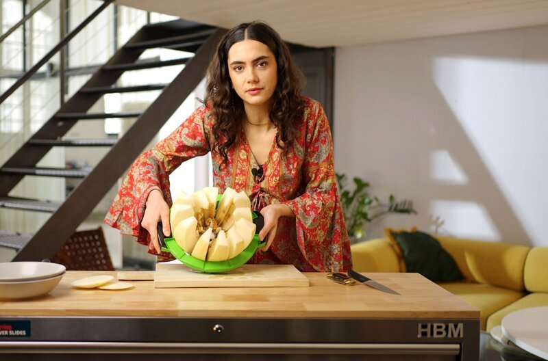 Köchin Lucie Fischer-Chapalain testet ein Schneide-Utensil an einer Dino-Melone. Außerdem zeigt sie, welche Teile der Wassermelone nicht nur essbar, sondern sogar besonders gesund sind. – Bild: Benjamin Wistorf