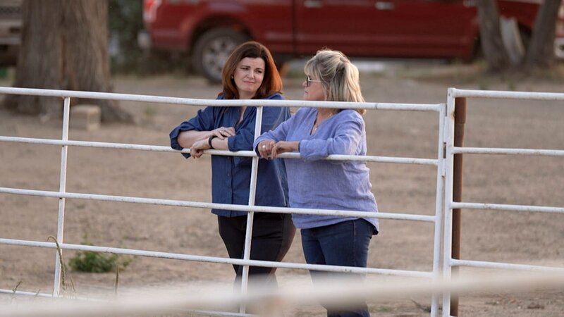 Annas Mutter Lori Schott (rechts) mit Reporterin Luise Milligan: Lori macht die Social-Media-Betreiber für den Suizid ihrer Tochter verantwortlich. – Bild: ORF/​Journeyman