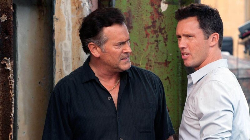 Sam Axe und Michael Westen werden bei ihren Ermittlungen an der Nase herumgeführt. Finden sie einen Bombenbastler? – Bild: RTL /​ USA Network