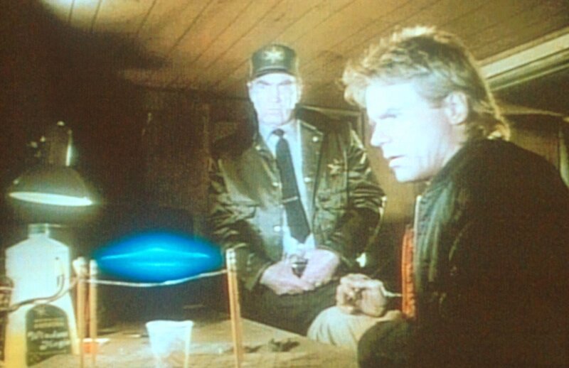 MacGyver (Richard Dean Anderson, r.) und der Sheriff (Ken Pogue, l.) trauen ihren Augen nicht: eine fliegende Untertasse im Kleinformat. – Bild: ProSieben Media AG