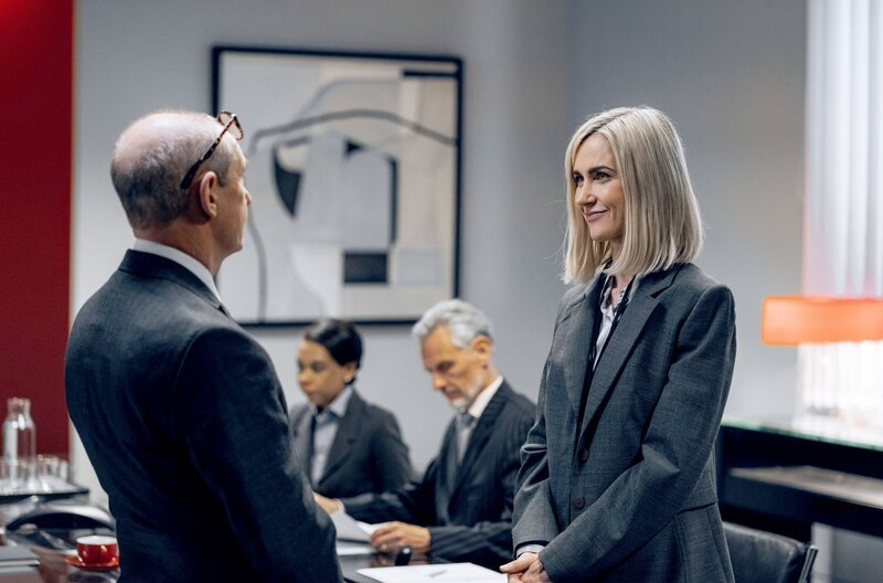 Der unabhängige Ermittler Bob Rutherford (Ian Hart, li.) soll den Fehlbeträgen auf den Grund gehen: Dazu spricht er mit Angela van den Bogerd (Katherine Kelly, re.) von Post Office Limited. – Bild: ZDF /​ ITV Studios/​Little Gem