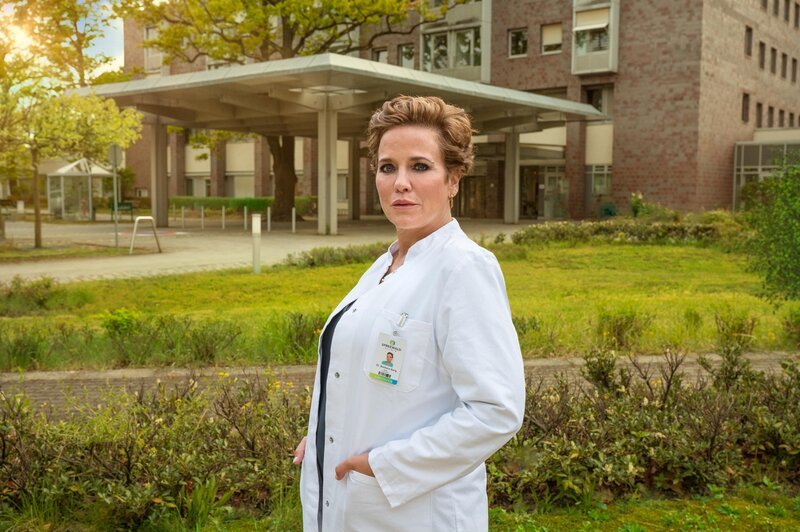 Dr. Barbara Berg (Muriel Baumeister) – Bild: SAT.1 /​ Hardy Spitz