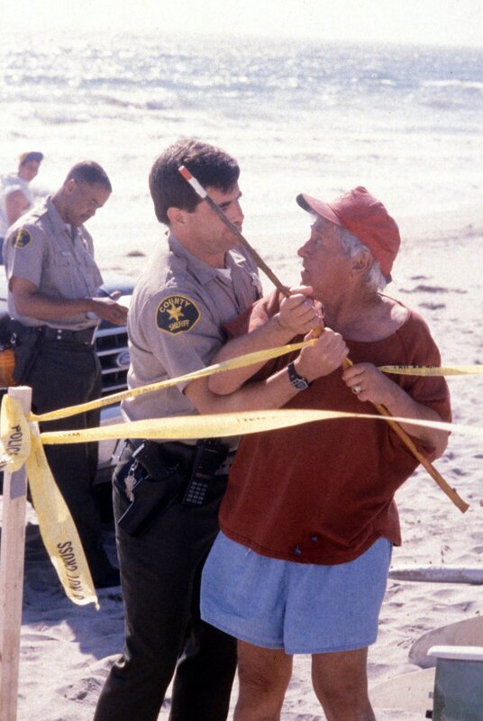 Leo (Leo Penn, r.) und ein Polizist streiten sich am Strand. – Bild: CBS Studios Inc.