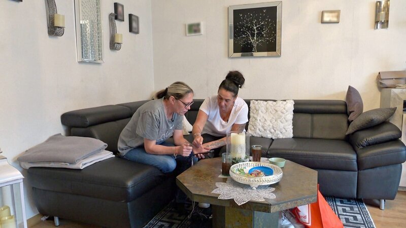 Ela (re.) erzählt ihrer Freundin Sandra von der bevorstehenden Operation an ihrem Fuß – Bild: RTLZWEI