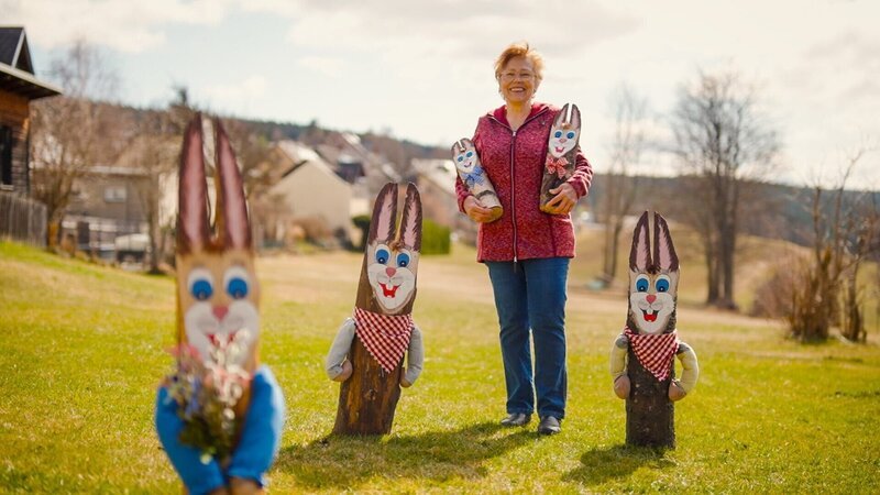 „Osterhasenmama“ Erika Schöngrundner (Fischbach). – Bild: ORF