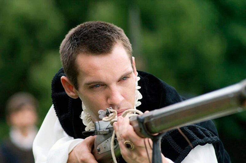 Das Ziel fest im Visier: König Henry VIII. geht mit viel Leidenschaft und Ehrgeiz den Turnieren am Hof nach und meistens als strahlender Sieger hervor … – Bild: AXN White