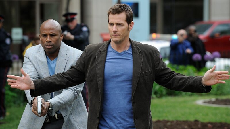 L – R: Acting Inspector Darnell Williams (Jim Codrington), Detective Sergeant Gray Jackson (Graham Abbey) – Bild: AXN Black