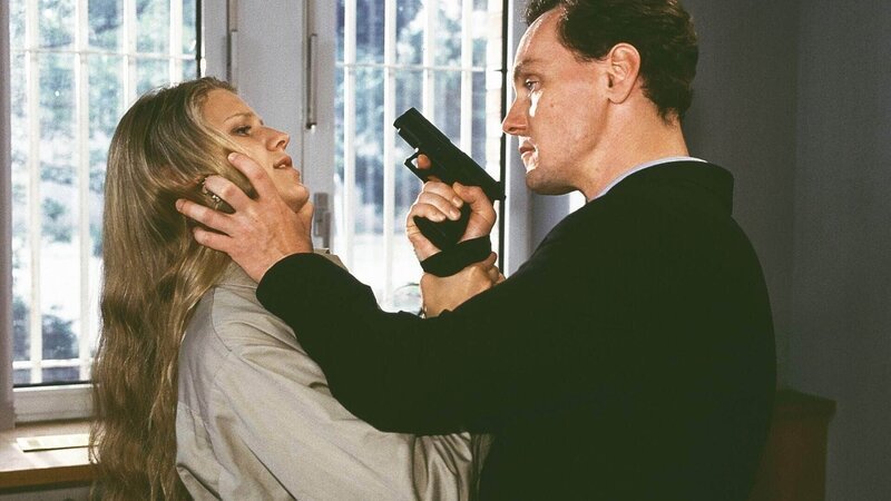 Nachdem Blondie (Victoria Madincea) ihn brüsk zurück gewiesen hat, beschließt Gitting (Karl-Heinz von Liebezeit) sich und seine große Liebe zu töten. – Bild: RTL Deutschland
