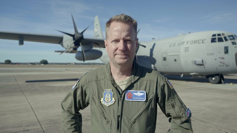 Sean Cross mit einem Flugzeug der US Air Force. – Bild: The National Geographic Channel /​ Tom Kirkman